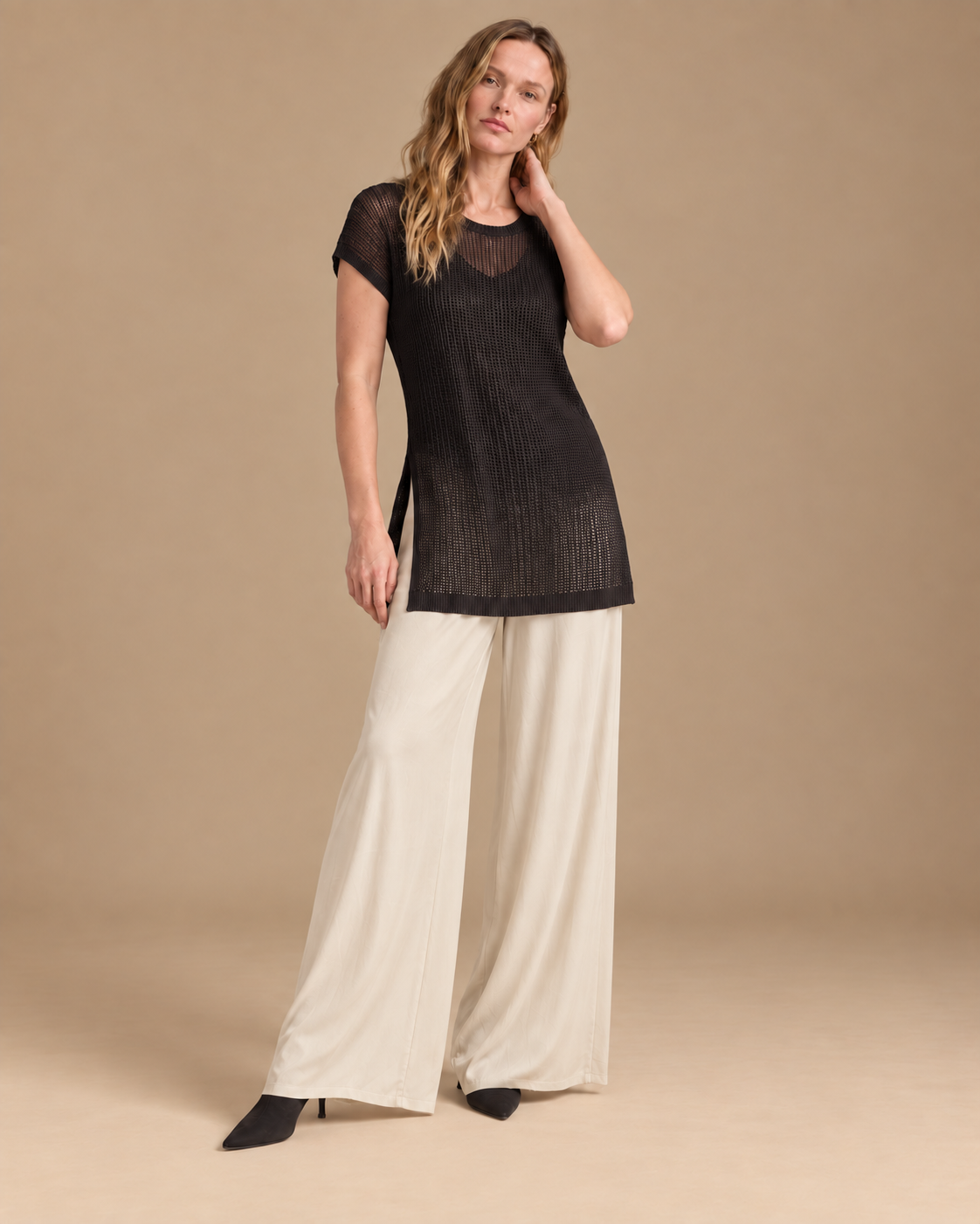Velo + Deriva RAIZO, blusa Velo negra con pantalón Deriva beige