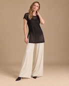 Velo + Deriva RAIZO, blusa Velo negra con pantalón Deriva beige