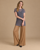 Velo + Deriva RAIZO, blusa Velo azul con pantalón Deriva camel