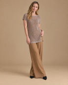 Velo + Deriva RAIZO, blusa Velo beige con pantalón Deriva camel