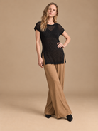 Velo + Deriva RAIZO, blusa Velo negra con pantalón Deriva camel
