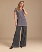 Velo + Deriva RAIZO, blusa Velo azul con pantalón Deriva gris oscuro