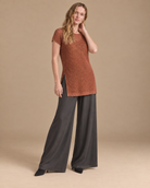 Velo + Deriva RAIZO, blusa Velo café con pantalón Deriva gris oscuro