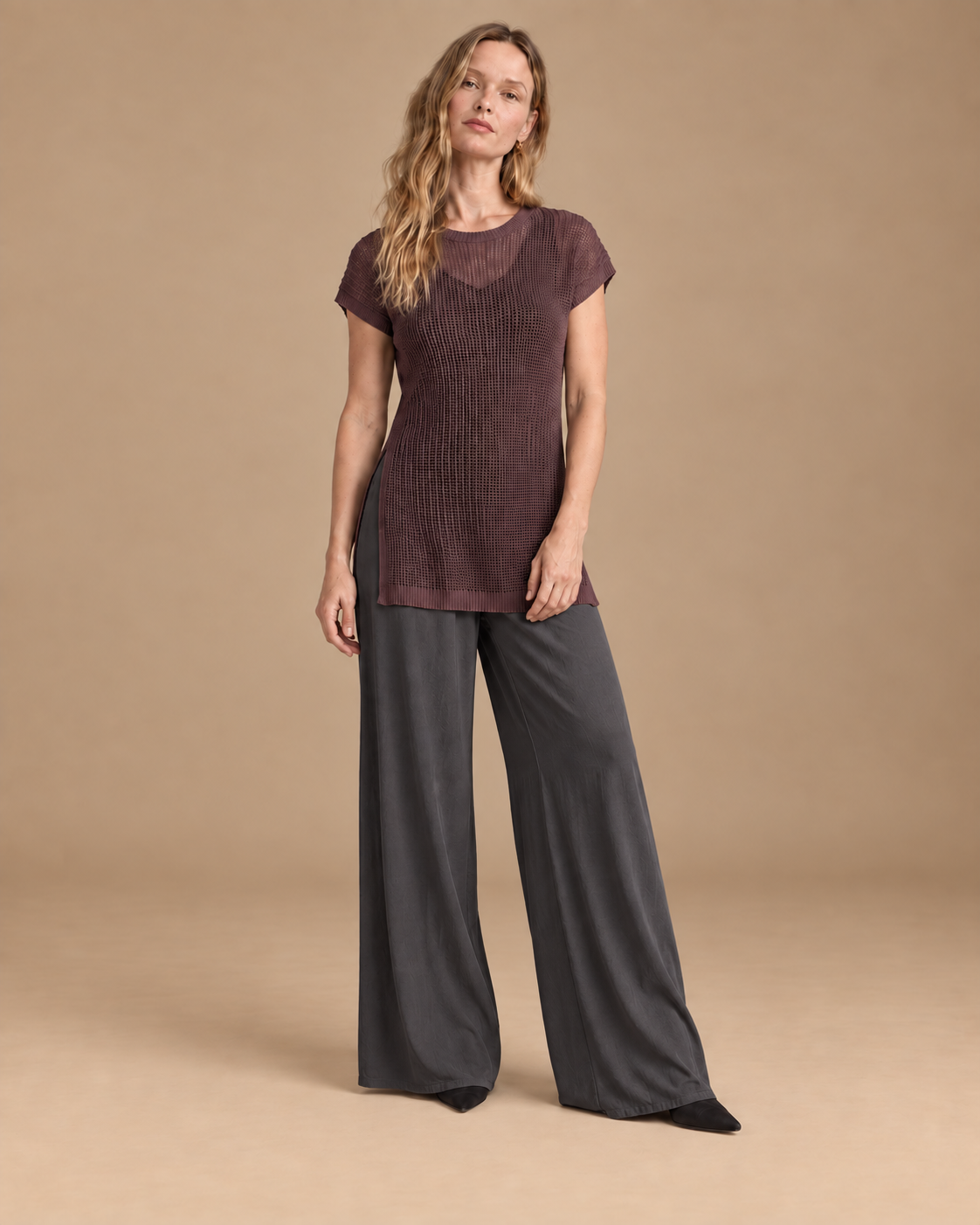 Velo + Deriva RAIZO, blusa Velo morada con pantalón Deriva gris oscuro