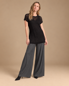 Velo + Deriva RAIZO, blusa Velo negra con pantalón Deriva gris oscuro