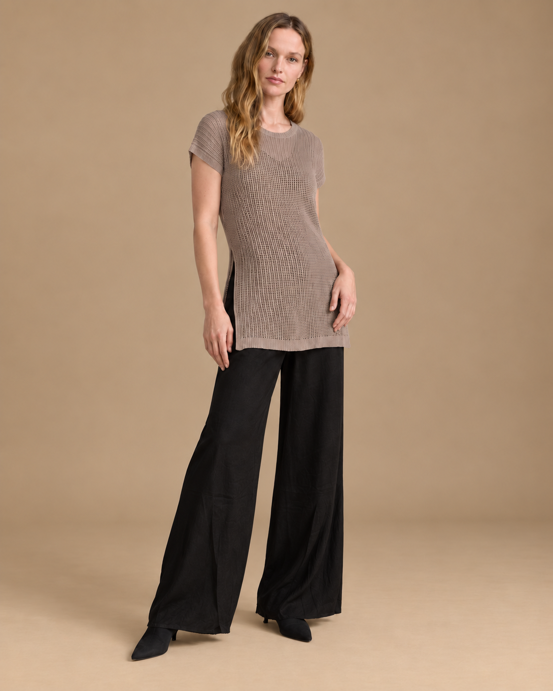 Velo + Deriva RAIZO, blusa Velo beige con pantalón Deriva negro
