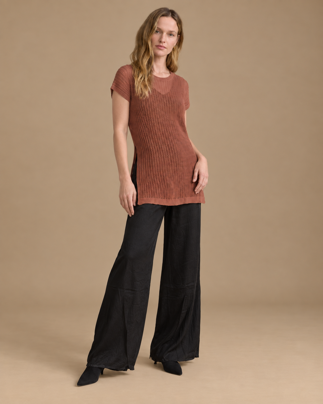 Velo + Deriva RAIZO, blusa Velo café con pantalón Deriva negro